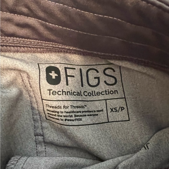 FIGS Womens Scrub Set in Graphite. - Picture 4 of 4